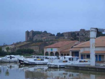 Port Occitanie med slottet i baggrunden.