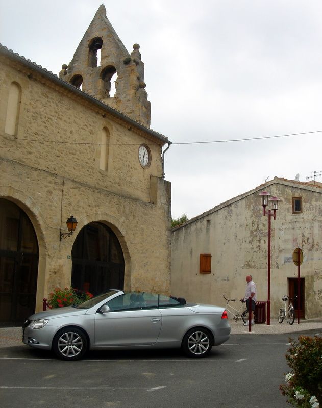 Arne ved den ny-restaurerede kirke i Bastide d'Anjou